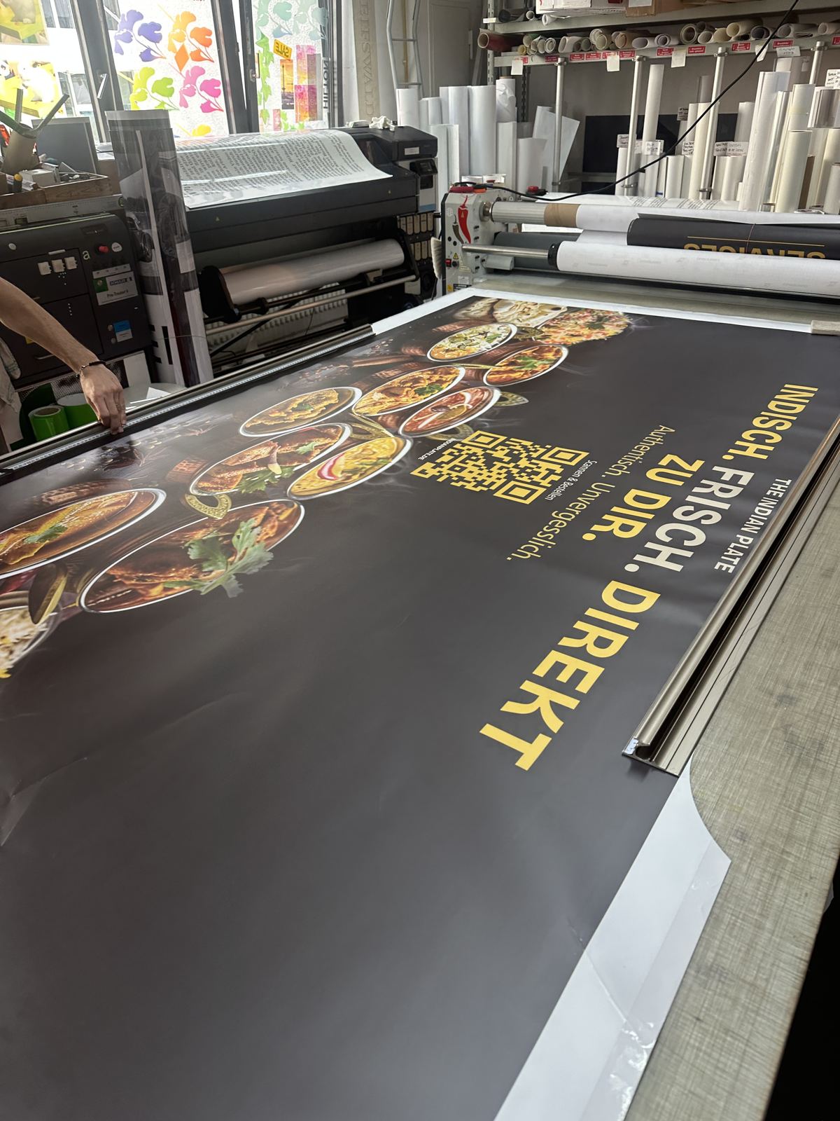 Bedrucktes Restaurant-Banner bei der Weiterverarbeitung