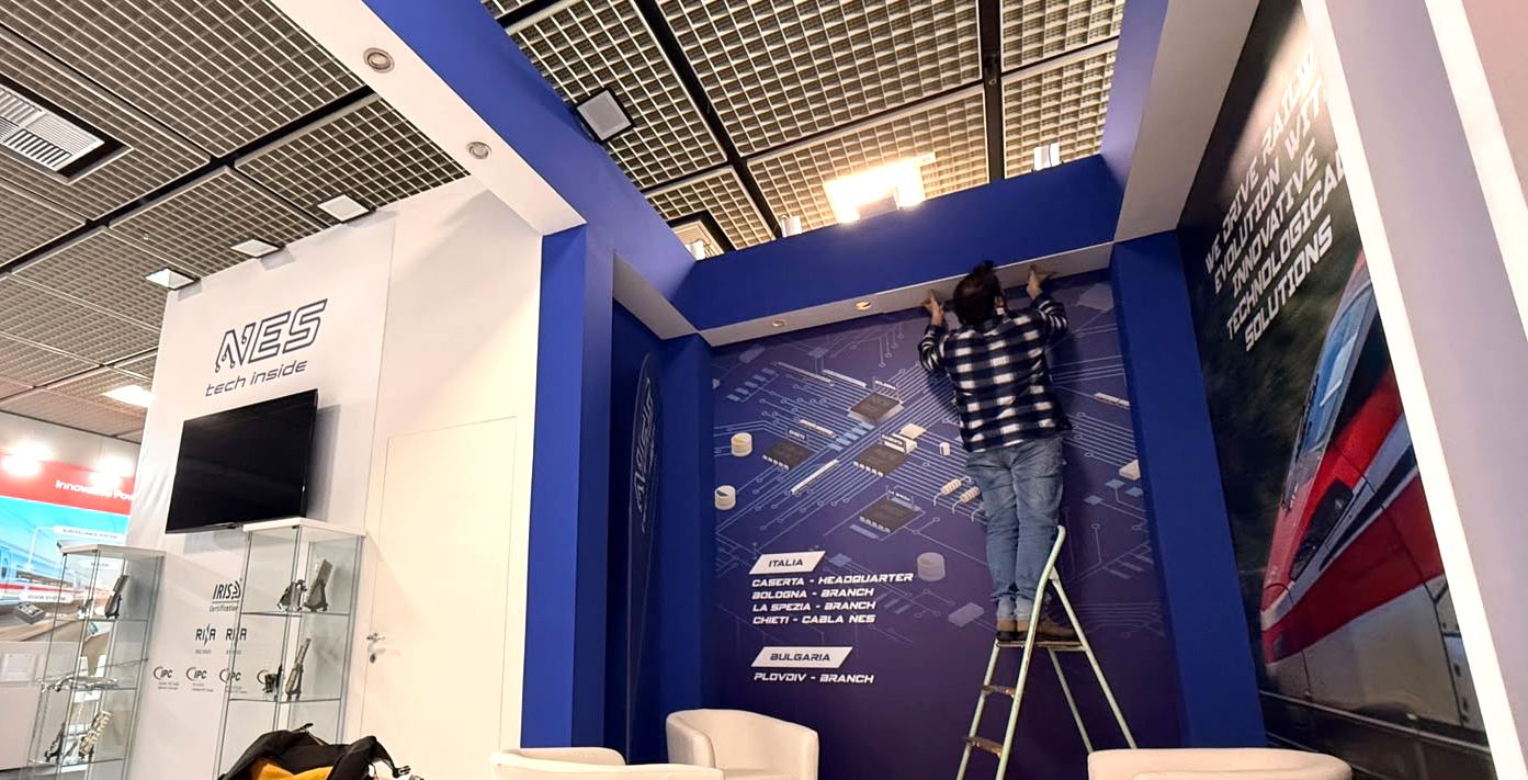 Montage einer bedruckten Rückwand an einem Messestand
