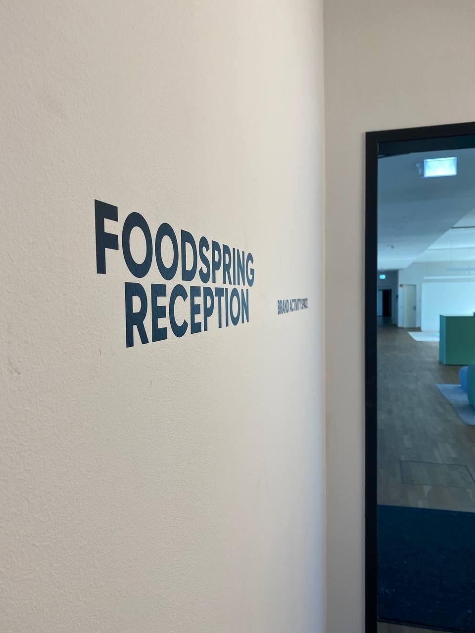 Wandbeschriftung im Empfangsbereich eines Büros