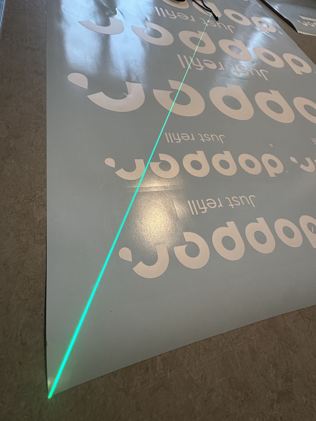 Laserlinie zum Ausrichten einer Folienbeschriftung