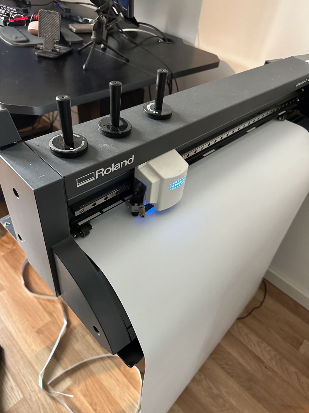 Schneideplotter von Roland beim Plotten einer Folie